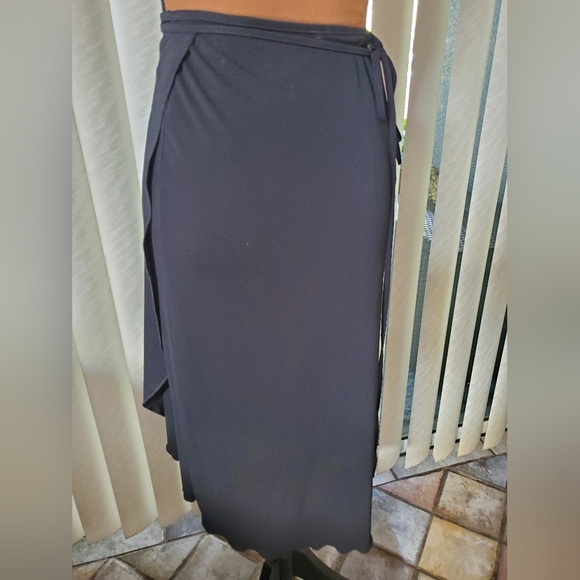 Forever 21 black wrap scallop hem skirt - Picture 2 of 5